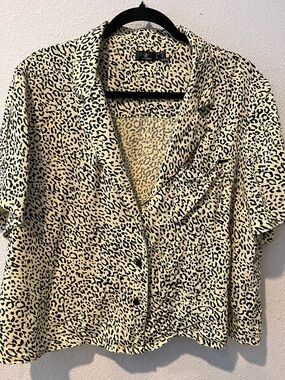 Volcom Leopard Print Camp Shirt in Cream and Black
Cropped
Sz 14